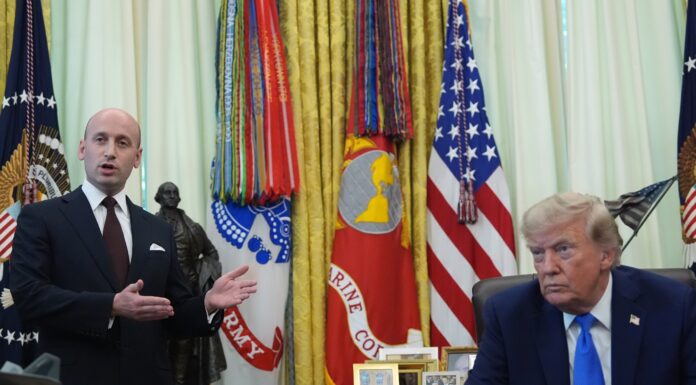 Trump firma nuevas órdenes para restringir la ciudadanía por nacimiento Donald Trump durante la firma de órdenes ejecutivas en la Casa Blanca relacionadas con la ciudadanía por nacimiento en Estados Unidos.