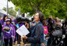 Protesta en Tacoma exige liberar a Tacko Seck y cerrar centro de detención de ICE La senadora estatal Rebecca Saldaña habla con un megáfono durante una movilización frente al Centro de Detención de ICE en Tacoma.