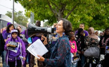 Protesta en Tacoma exige liberar a Tacko Seck y cerrar centro de detención de ICE La senadora estatal Rebecca Saldaña habla con un megáfono durante una movilización frente al Centro de Detención de ICE en Tacoma.