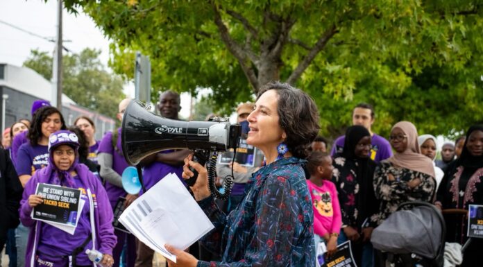 Protesta en Tacoma exige liberar a Tacko Seck y cerrar centro de detención de ICE La senadora estatal Rebecca Saldaña habla con un megáfono durante una movilización frente al Centro de Detención de ICE en Tacoma.