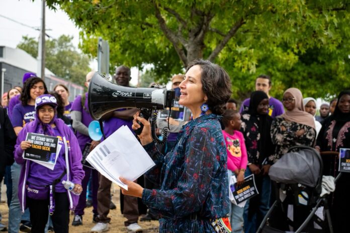 La senadora estatal Rebecca Saldaña habla con un megáfono durante una movilización frente al Centro de Detención de ICE en Tacoma.