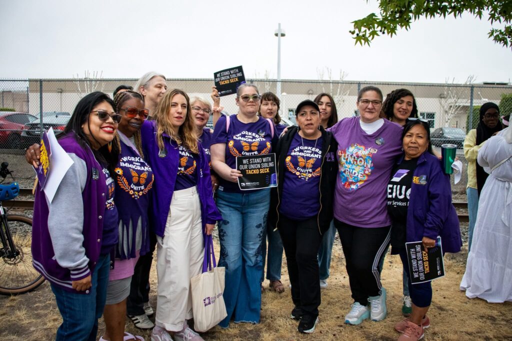 Integrantes de sindicatos y organizaciones comunitarias participan en una movilización en apoyo a Tacko Seck frente al Centro de Detención de ICE en Tacoma.