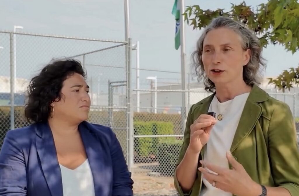 Las congresistas Emily Randall y Maxine Dexter hablan después de su visita al centro de detención de inmigrantes en Tacoma el 15 de agosto de 2026.