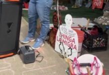 Huelga de hambre lleva a congresistas a centro de ICE en Tacoma Carteles, instrumentos y otros elementos utilizados durante la manifestación frente al centro de detención de inmigrantes en Tacoma.