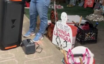 Huelga de hambre lleva a congresistas a centro de ICE en Tacoma Carteles, instrumentos y otros elementos utilizados durante la manifestación frente al centro de detención de inmigrantes en Tacoma.