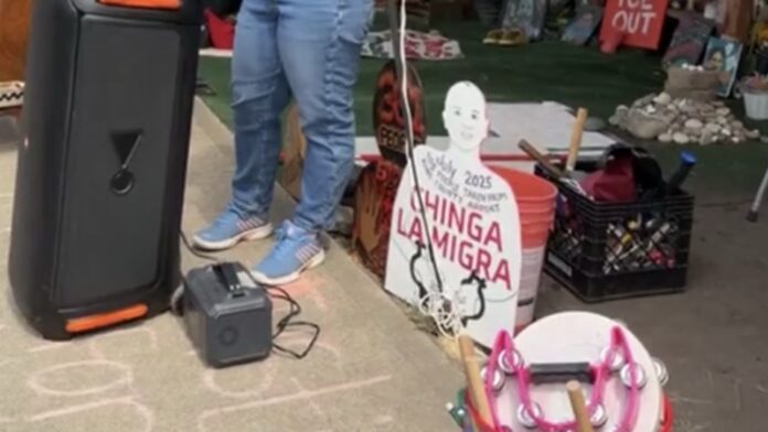 Carteles, instrumentos y otros elementos utilizados durante la manifestación frente al centro de detención de inmigrantes en Tacoma.