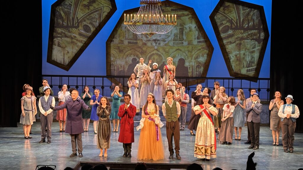 Elenco de Anastasia: The Musical sobre el escenario durante los saludos finales de la producción de KIDSTAGE SummerStock en el Everett Performing Arts Center.