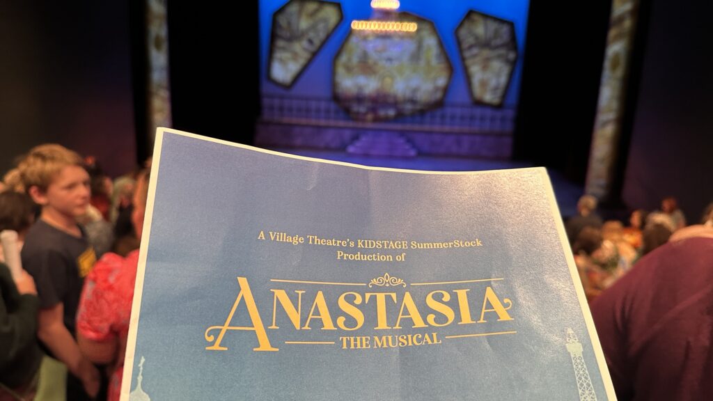 Programa de Anastasia: The Musical frente al escenario del Everett Performing Arts Center antes de una función de la producción de KIDSTAGE SummerStock.