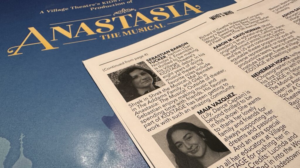Programa de Anastasia: The Musical abierto en la sección del elenco, donde aparece la fotografía y biografía de Maia Vazquez, intérprete de Lily.