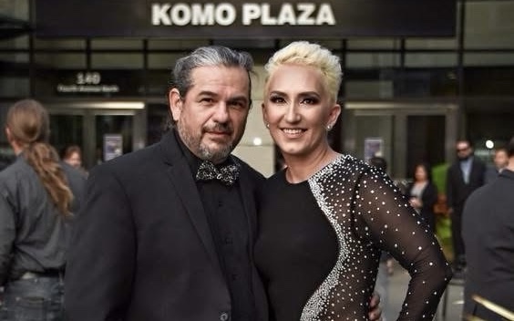Karina Gasperín y Jorge Vázquez posan juntos durante un evento en KOMO Plaza, en Seattle.