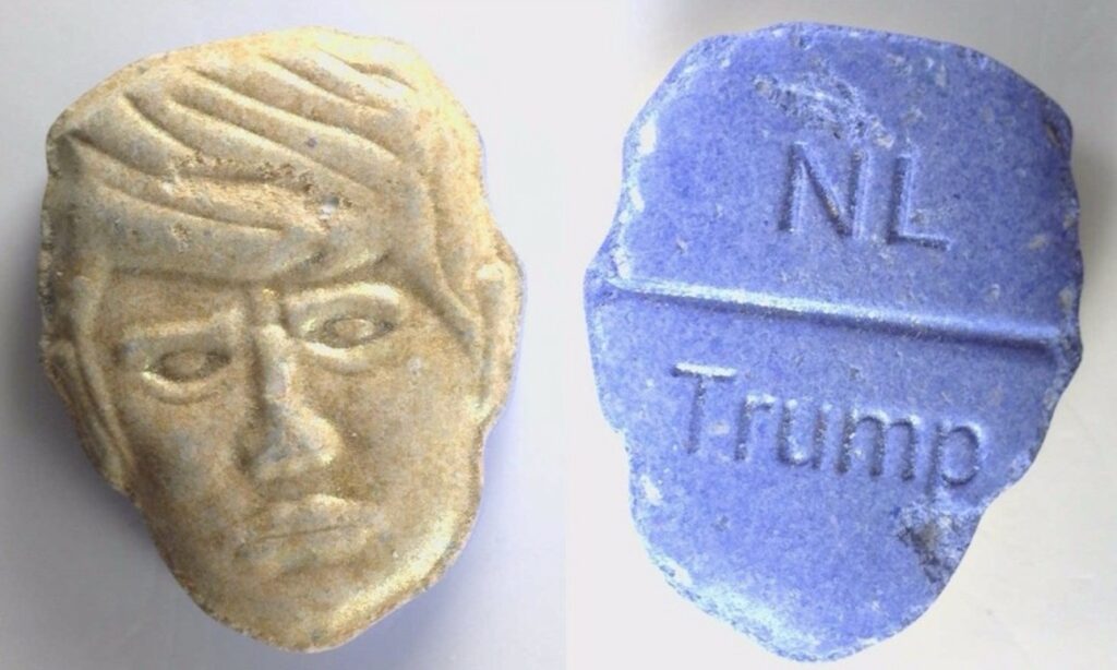 Pastilla azul con el rostro de Donald Trump grabado en una cara y las inscripciones “NL” y “Trump” en el reverso.