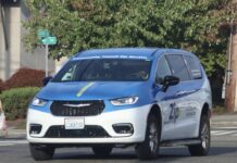 El transporte puede definir la independencia de los adultos mayores en Snohomish Vehículo Zip Shuttle de Community Transit circula por una intersección en Lynnwood, Washington.