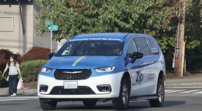 El transporte puede definir la independencia de los adultos mayores en Snohomish Vehículo Zip Shuttle de Community Transit circula por una intersección en Lynnwood, Washington.
