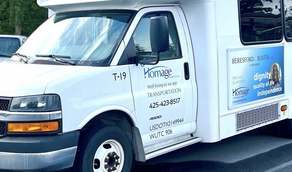 Vehículo de transporte de Homage Senior Services utilizado para trasladar a adultos mayores y personas con discapacidades en el condado de Snohomish.