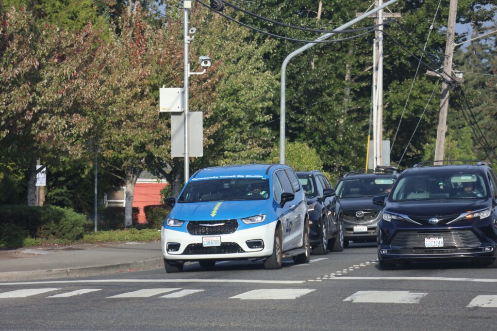 Vehículo Zip Shuttle de Community Transit circula por una intersección en Lynnwood, Washington.