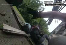 Nueve agentes caen al desplomarse un balcón durante un arresto