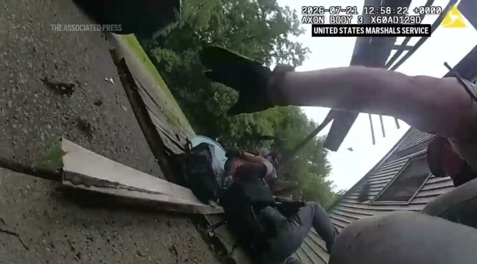 Nueve agentes caen al desplomarse un balcón durante un arresto Impactante video captado por la cámara corporal de un oficial muestran a nueve miembros de un grupo operativo del Servicio de Alguaciles de EE. UU. cayendo al suelo cuando la terraza de madera de un segundo piso, sobre la que se encontraban, se desploma repentinamente (Imágenes vía AP)