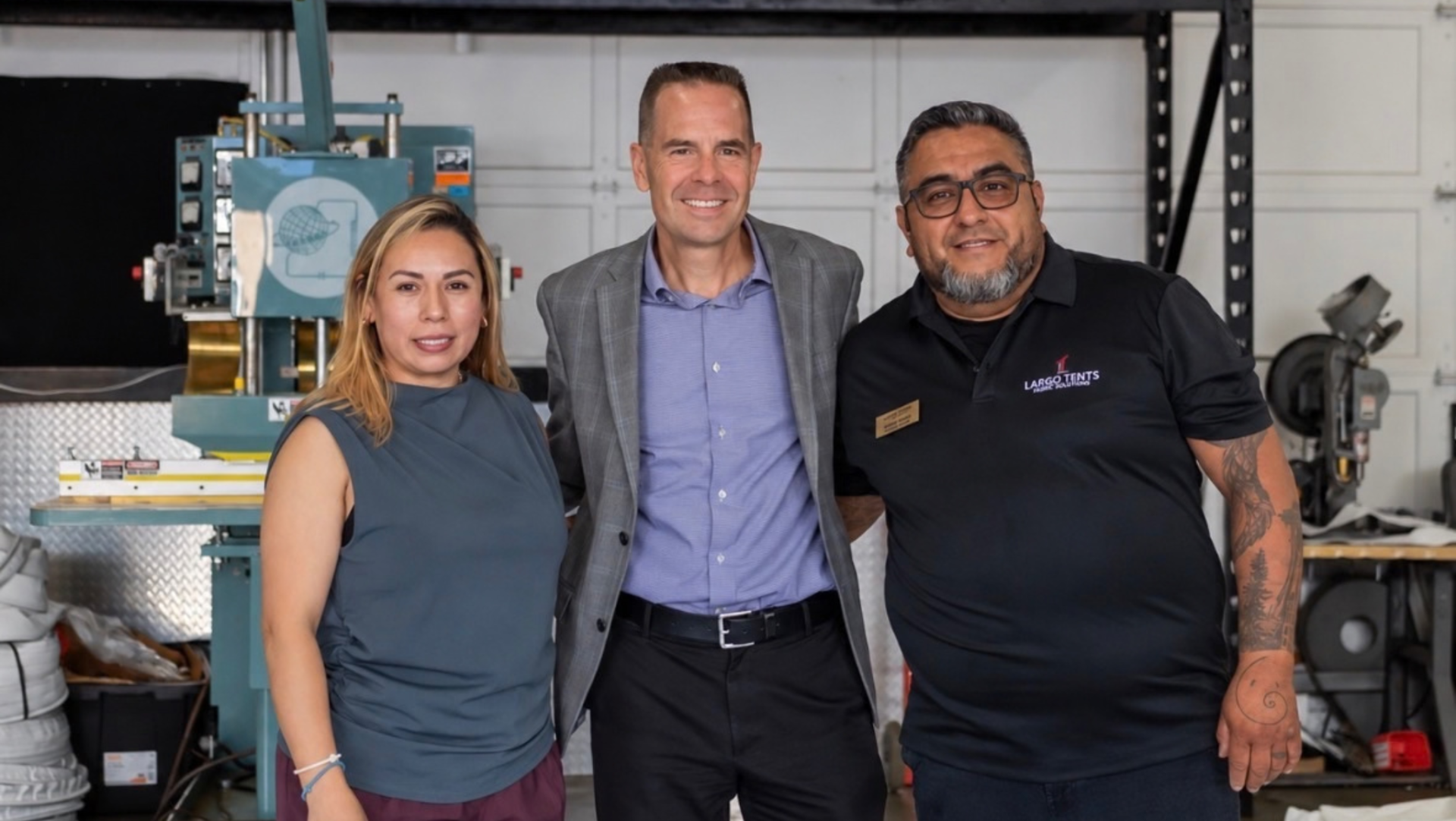 Cristina Almeda y Jacobo Largo posan junto al alcalde de Marysville, Jon Nehring, durante una visita a las instalaciones de Largo Tents en Marysville, Washington.
