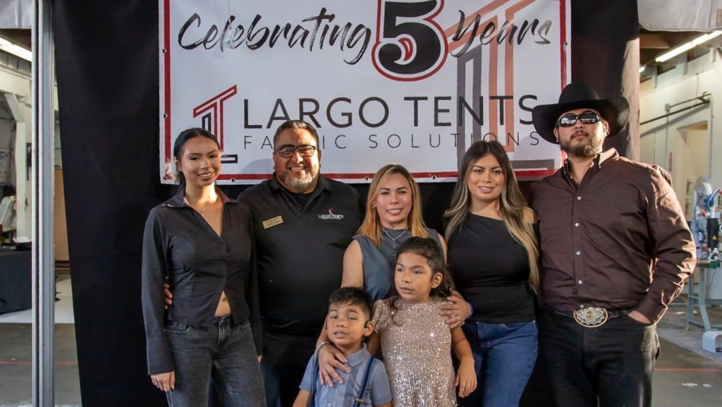 Jacobo Largo y Cristina Almeda posan junto a integrantes de su familia durante una celebración de Largo Tents en Marysville, Washington.