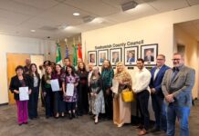 El condado Snohomish proclama el Mes de la Herencia Hispana Líderes comunitarios, funcionarios y representantes de la comunidad posan durante la proclamación del Mes de la Herencia Hispana ante el Consejo del Condado de Snohomish.