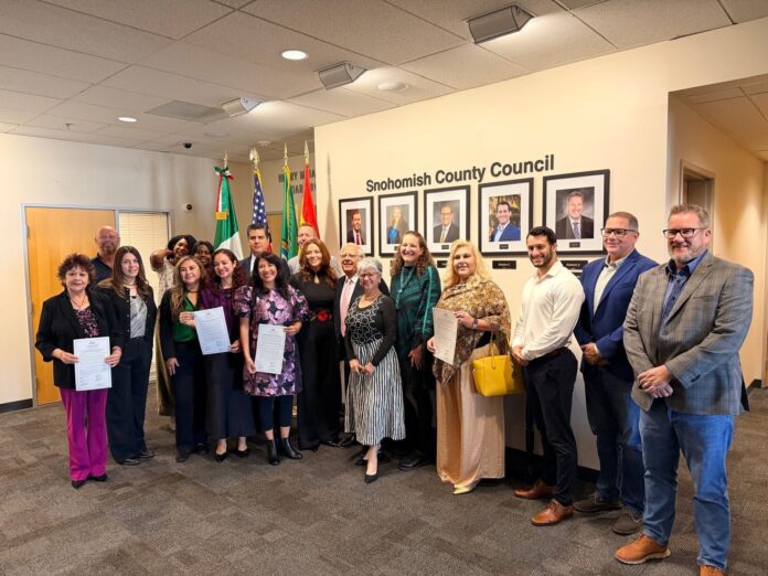 Snohomish County Hispanic Heritage Month Líderes comunitarios, funcionarios y representantes de la comunidad posan durante la proclamación del Mes de la Herencia Hispana ante el Consejo del Condado de Snohomish.