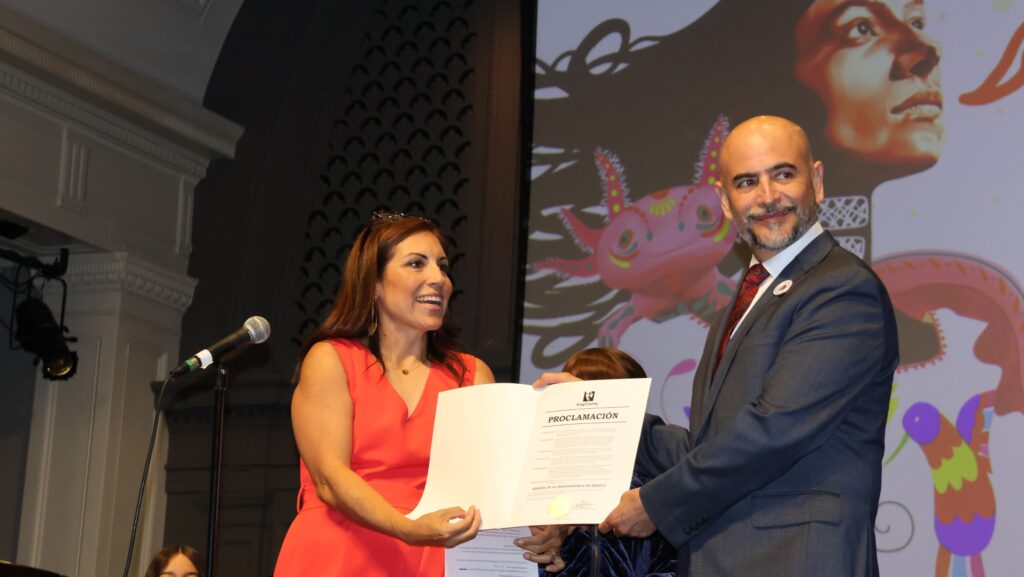 Teresa Mosqueda y Víctor Hugo López Ortega muestran la proclamación del condado de King por la Independencia de México.