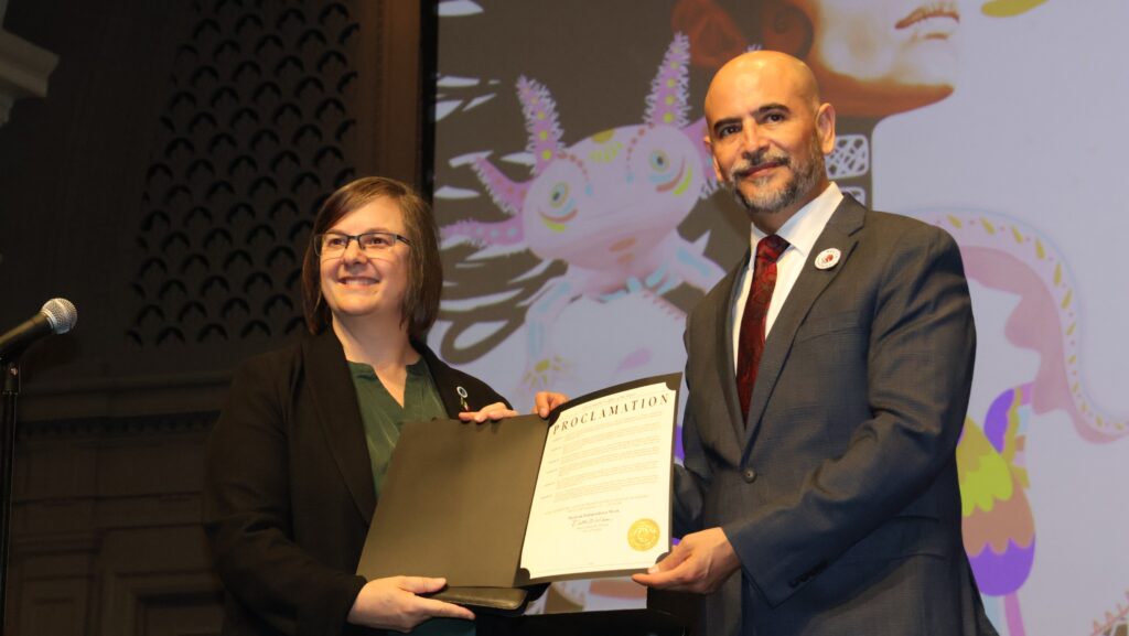 Stacey Jehlik y Víctor Hugo López Ortega muestran la proclamación de la ciudad de Seattle por la Independencia de México.