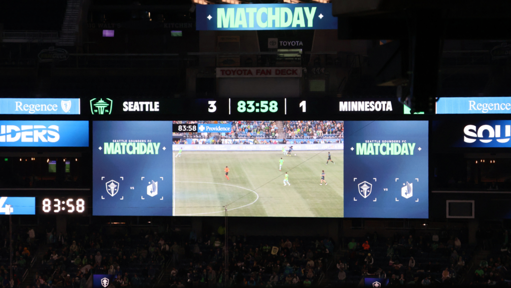 Marcador de Lumen Field muestra Seattle 3, Minnesota 1, durante los últimos minutos del partido entre Sounders FC y Minnesota United.