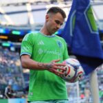 Sounders empatan sin goles ante Red Bull New York en Lumen Field Jugador de Seattle Sounders FC sostiene un balón junto al banderín de esquina en Lumen Field antes o durante el partido ante Red Bull New York.