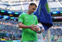 Sounders empatan sin goles ante Red Bull New York en Lumen Field Jugador de Seattle Sounders FC sostiene un balón junto al banderín de esquina en Lumen Field antes o durante el partido ante Red Bull New York.