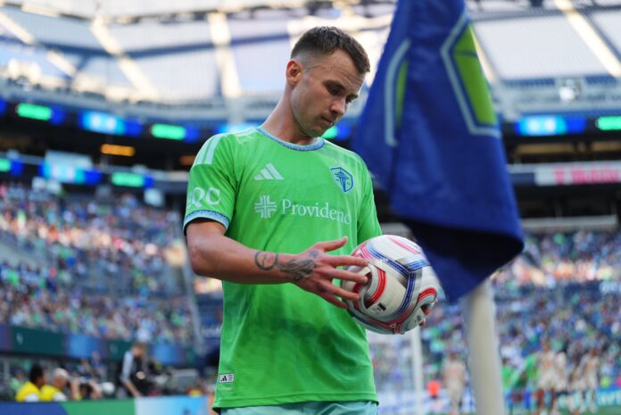 Jugador de Seattle Sounders FC sostiene un balón junto al banderín de esquina en Lumen Field antes o durante el partido ante Red Bull New York.