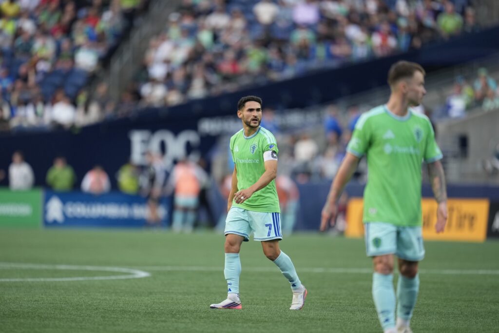 Jugadores de Seattle Sounders FC sobre el campo de Lumen Field durante el encuentro ante Red Bull New York.