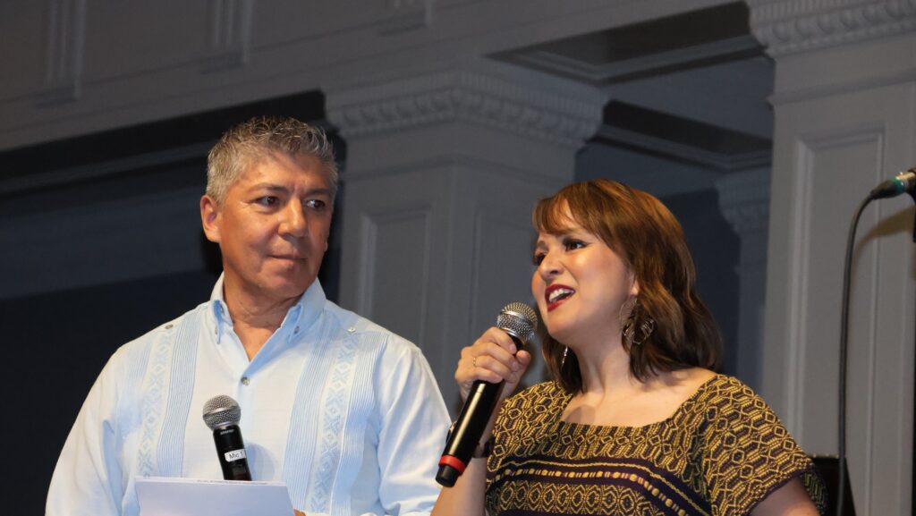 Jaime Méndez y Diana Olivares hablan ante el público durante la celebración del Grito de Independencia de México en Seattle.