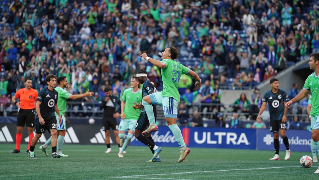 Hassani Dotson, de Seattle Sounders, celebra tras anotar durante el partido contra Minnesota United en Lumen Field.