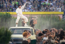 Bad Bunny gana su primer Emmy por el histórico show de medio tiempo del Super Bowl Bad Bunny, vestido de blanco, actúa sobre el techo de un vehículo mientras bailarines participan en el espectáculo de medio tiempo del Super Bowl LX.