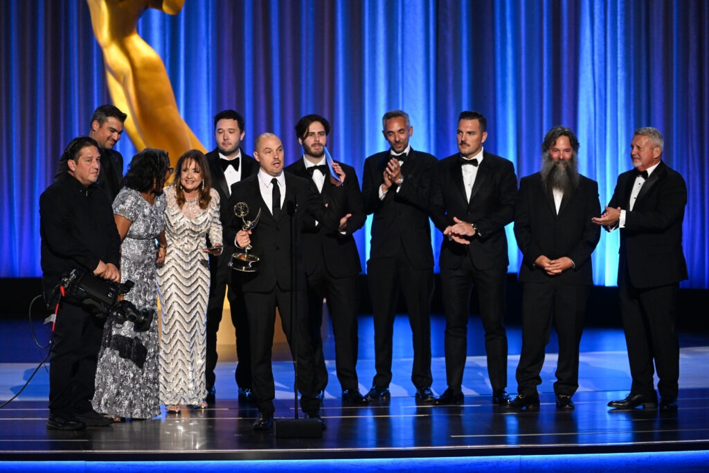 Integrantes del equipo de producción del espectáculo de medio tiempo del Super Bowl LX de Bad Bunny reciben un premio Emmy durante la ceremonia de los Creative Arts Emmys en Los Ángeles.
