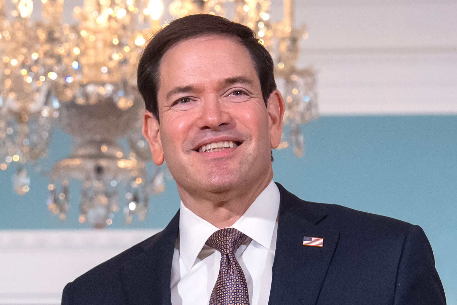 Marco Rubio sonríe durante una aparición en la sede del Departamento de Estado en Washington.