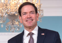 EEUU revoca visas a funcionarios latinoamericanos, incluido el fiscal general de Bolivia Marco Rubio sonríe durante una aparición en la sede del Departamento de Estado en Washington.