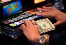 Dos casinos de Tukwila cerrarán, 238 trabajadores quedarán sin empleo En esta fotografía de archivo, un cliente juega en una máquina tragamonedas en el interior de un casino. (Foto AP/Wilfredo Lee)