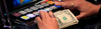 En esta fotografía de archivo, un cliente juega en una máquina tragamonedas en el interior de un casino. (Foto AP/Wilfredo Lee)