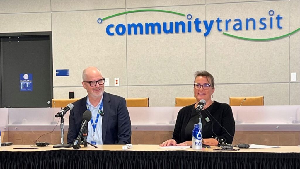 La alcaldesa de Everett, Cassie Franklin, y Ric Ilgenfritz, CEO de Community Transit, durante la presentación del plan para integrar Everett Transit con Community Transit.