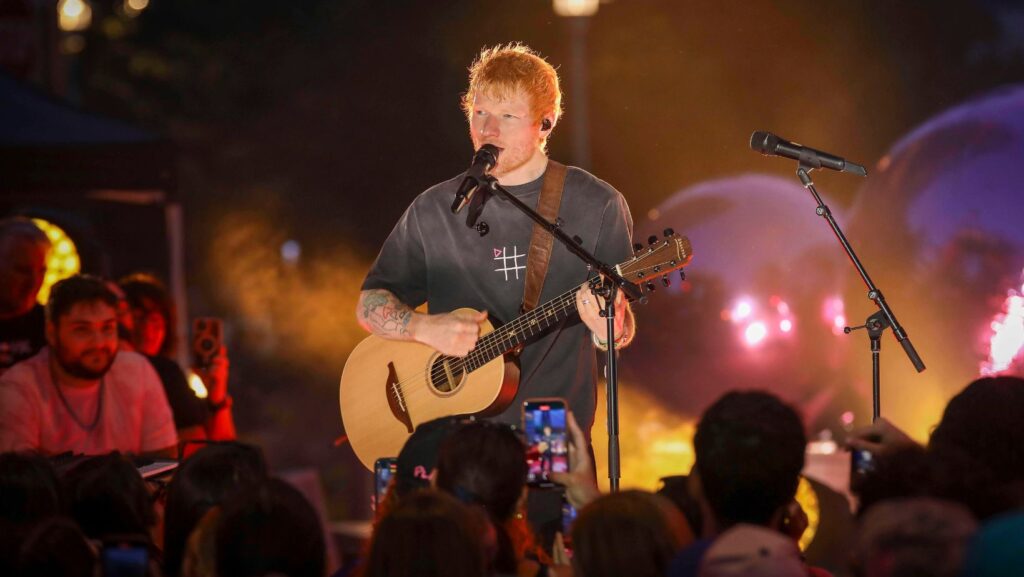 El cantautor Ed Sheeran actúa durante el evento "Ed Sheeran's Play: Live from New York", presentado por TikTok, en Domino Square, en el distrito de Brooklyn (Nueva York), el 13 de septiembre de 2025. (Foto de Andy Kropa/Invision/AP, archivo)