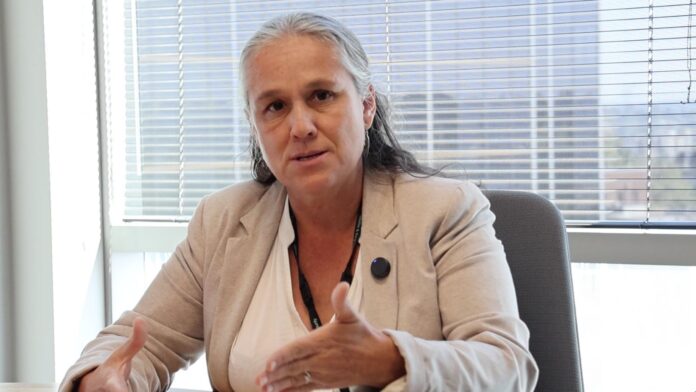 Elsa Batres-Boni, directora del programa Comunidades de Oportunidad, durante una entrevista con Latino Herald sobre el fondo para inmigrantes y refugiados de King County.