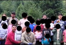 ICE convierte viaje de acampar en amarga experiencia para cinco familias de WA Grupo de adultos y menores posa en un área boscosa durante un viaje familiar de campamento; varios rostros aparecen cubiertos para proteger su identidad.
