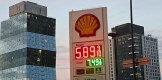 Gasolina supera los $5.57 en Washington y el diésel marca récord Letrero de una estación Shell muestra gasolina regular a $5.89 y diésel a $7.49 por galón en el área de Seattle, Washington.