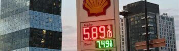 Letrero de una estación Shell muestra gasolina regular a $5.89 y diésel a $7.49 por galón en el área de Seattle, Washington.