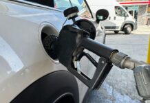 La economía preocupa cada vez más al pueblo estadounidense bajo Trump Un conductor llena el tanque de un vehículo en una gasolinería QuikTrip el martes 15 de septiembre de 2026, en Greenwood Village, Colorado. (AP Foto/David Zalubowski)