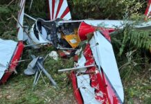 Avioneta cae en patio de una vivienda en Lake Stevens; piloto queda gravemente herido Avioneta monomotor de color rojo y blanco con severos daños entre árboles y vegetación tras estrellarse cerca de Frontier Air Park, en Lake Stevens, Washington.