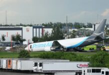 Las cinco víctimas del accidente de avión de Amazon estaban en vehículos, confirma la NTSB Avión de carga Prime Air de Amazon detenido fuera de la pista del Aeropuerto Internacional de Miami tras el accidente, mientras vehículos de emergencia permanecen junto a la aeronave.