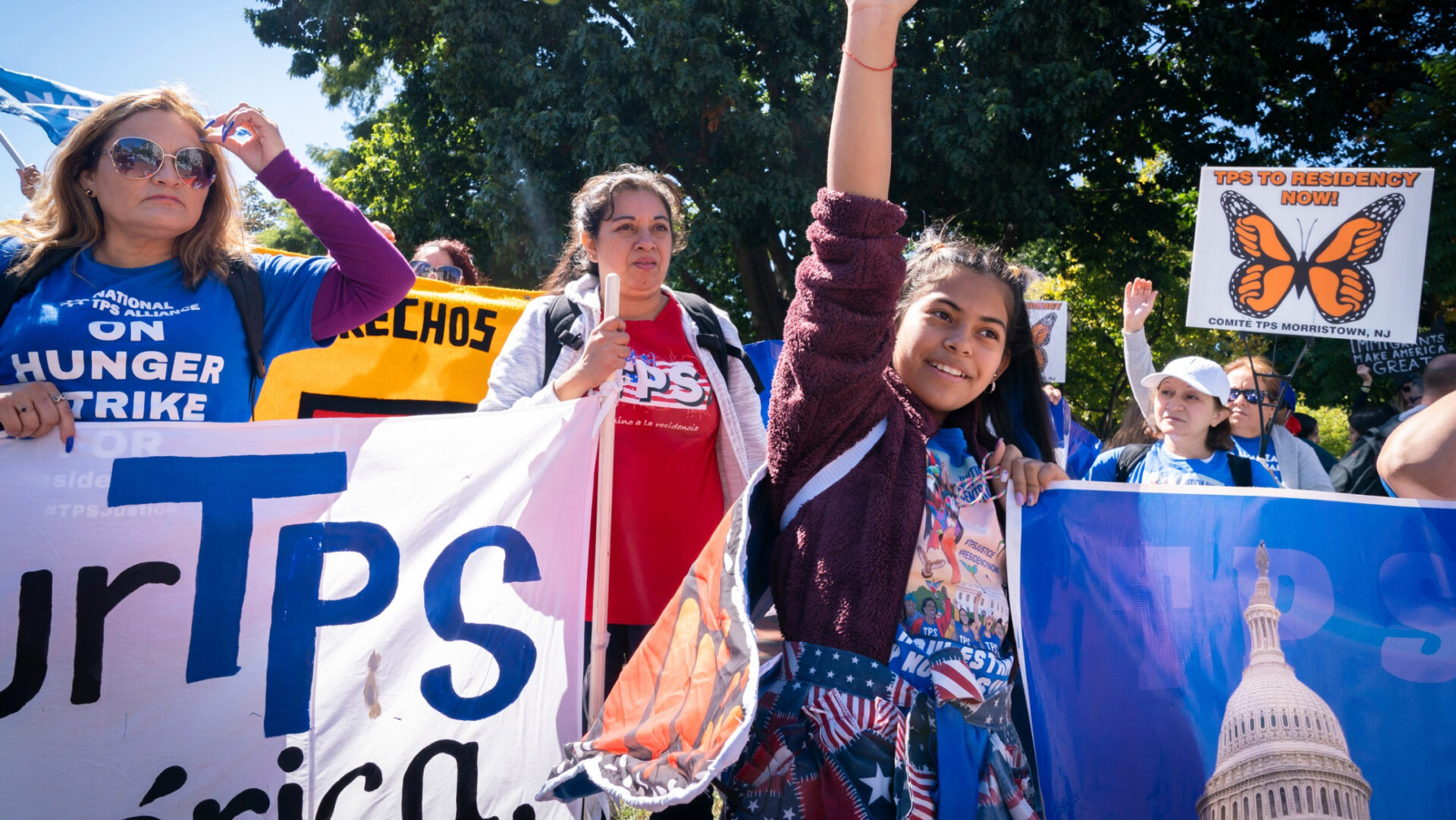 Marilyn Miranda, de 12 años, levanta la mano durante una protesta en Washington para pedir una extensión del Estatus de Protección Temporal (TPS), frente a la Casa Blanca, el 23 de septiembre de 2022.